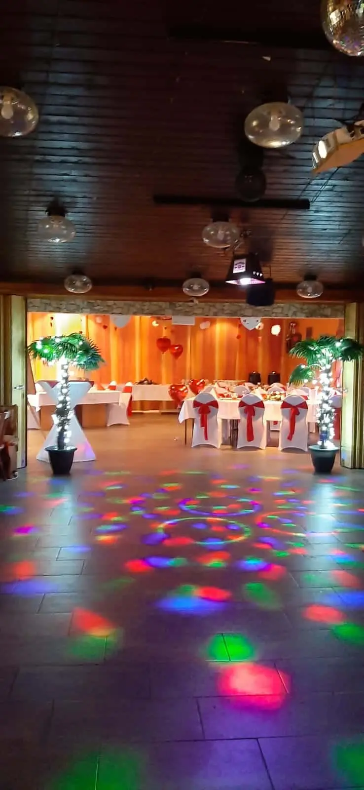 Festlich beleuchteter Saal im Clubhaus