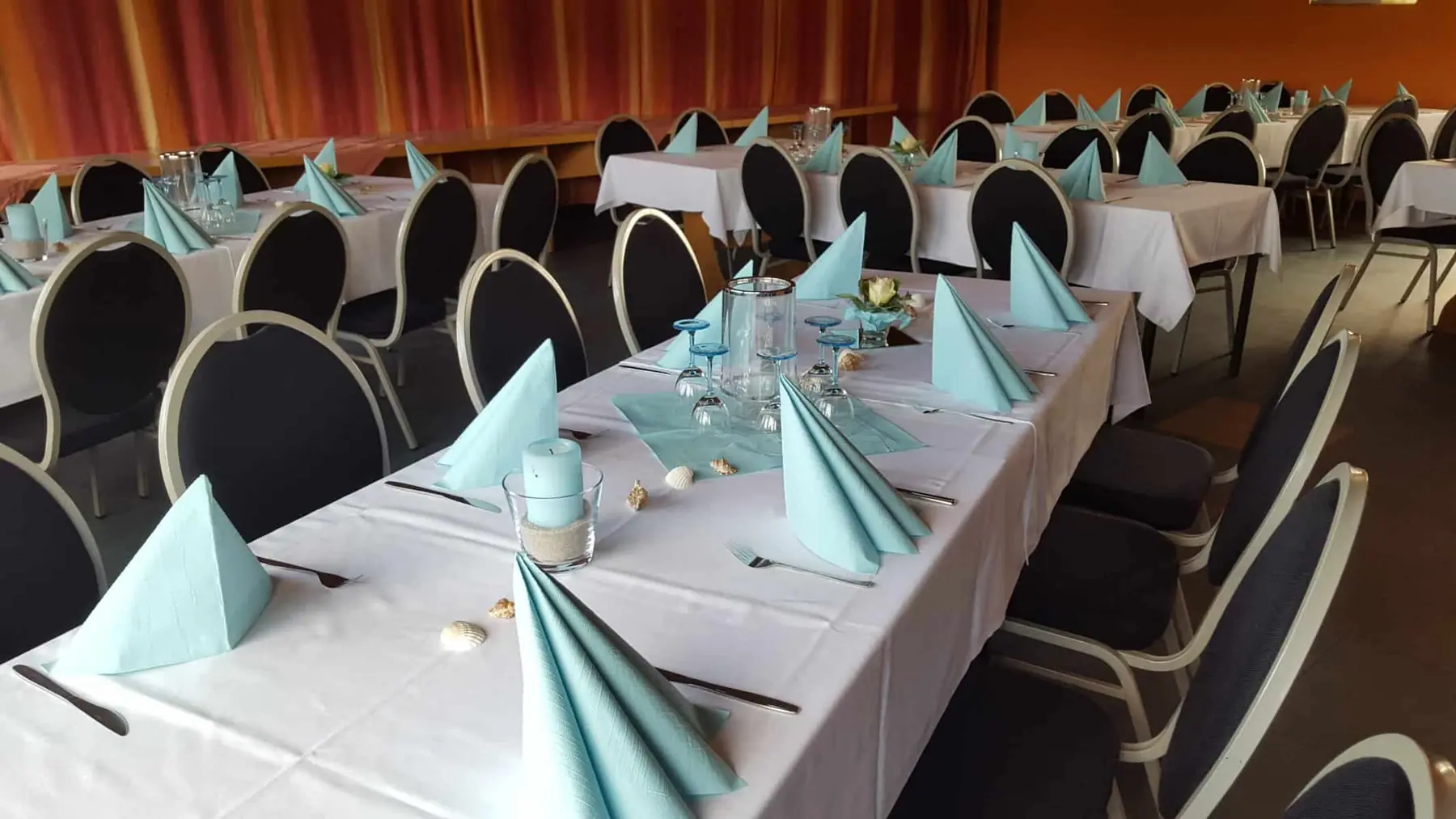 Festlich gedeckter Raum im Clubhaus